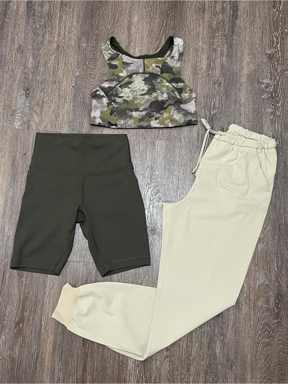 EUC Lululemon Matching Bundle. Size Top 6/Bottoms 4